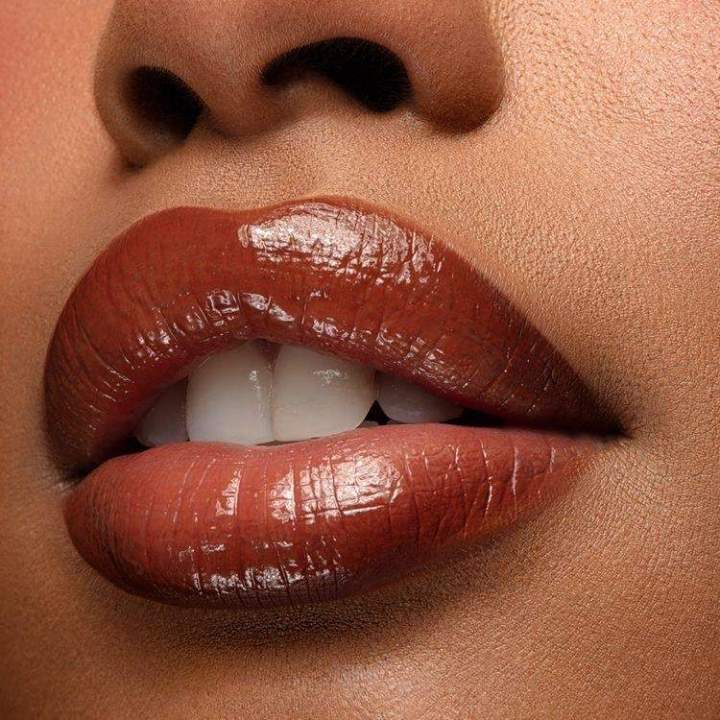 Affichez des lèvres naturellement colorées et pulpeuses.